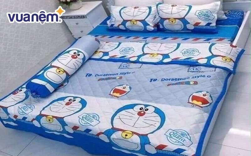 Vỏ chăn cotton poly Doremon tem thư có khóa kéo