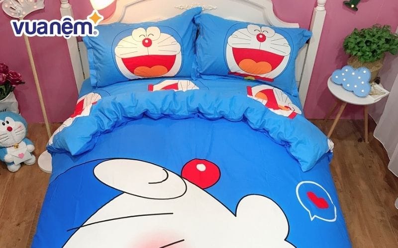 Màu sắc vỏ chăn mèo máy Doremon nổi bật với tông màu xanh dương