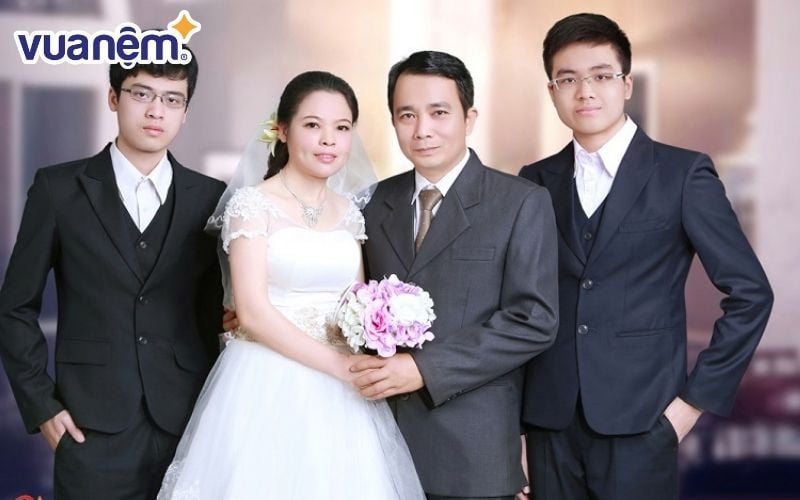 Trang phục phù hợp và được gợi ý nhiều nhất đó là vest và sơ mi