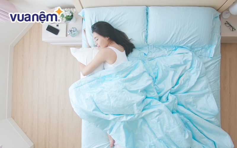 Thay vì cảm giác bị bó hẹp trong một chiếc chăn nhỏ, người dùng có thể tự do duỗi chân, cuộn tròn hay dịch chuyển