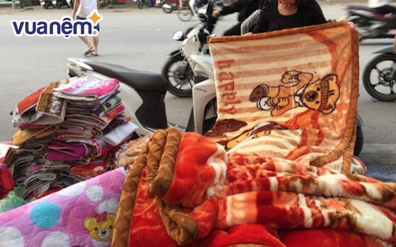 Chăn gối giá rẻ thường được bày bán tràn lan trên vỉa hè