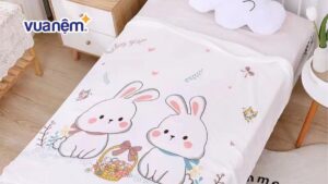 Top 10 mẫu chăn lụa cho bé ngủ ngon bố mẹ nên chọn