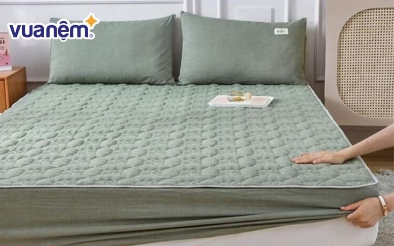 Vệ sinh trước khi sử dụng đánh bay mùi đặc trưng của chiếu điều hòa cao su non