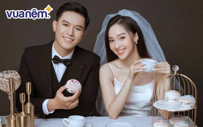 Bộ ảnh cưới ấm cúng, vui vẻ bên bàn tiệc