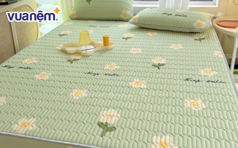 Chiếu cao su non trải giường điều hòa họa tiết hoa