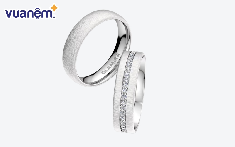 Nhẫn cặp cưới Classic Choice vàng trắng 18K, bản 5mm, đính kim cương tròn 0.368 carat - Trị giá 54.691.669 VNĐ.