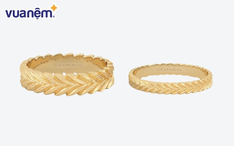 Cặp nhẫn cưới trơn vàng trắng 18K Gix Jewelry, thiết kế đơn giản, khắc hoa văn cành lá - Trị giá 2.600.000 VNĐ.