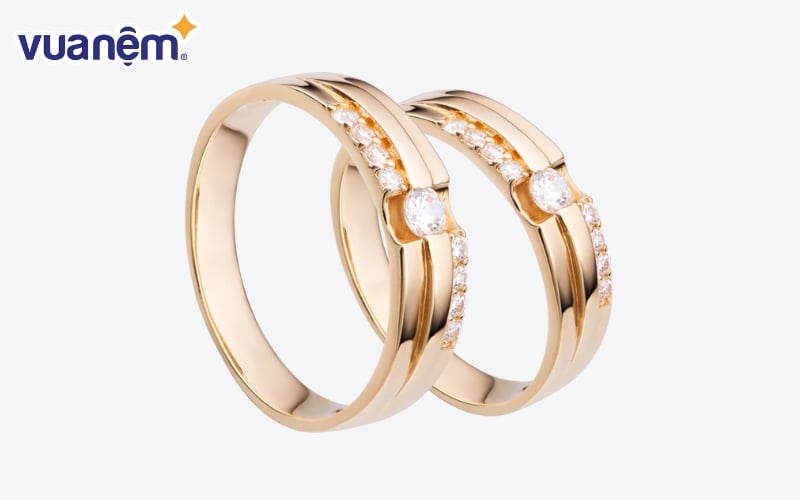 Cặp nhẫn cưới vàng 18K PNJ Chung Đôi đính đá ECZ mã 01796-01795 - Trị giá 14.863.000 VNĐ.