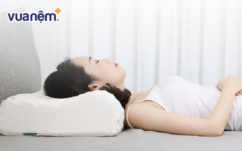 Nằm gối quá cao cản trở máu lưu thông lên não khi ngủ