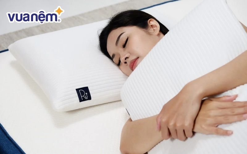 Độ cao gối phù hợp là từ 8 - 15cm để không ảnh hưởng tới cổ và cột sống