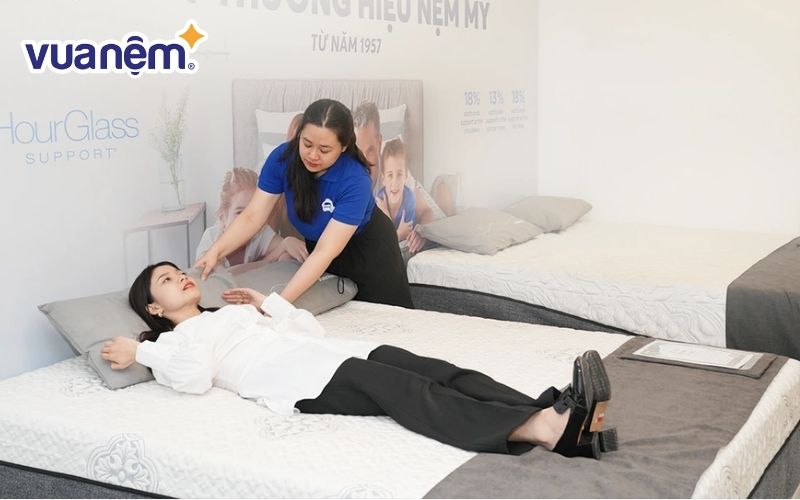 Trải nghiệm gối để chọn được độ cao phù hợp