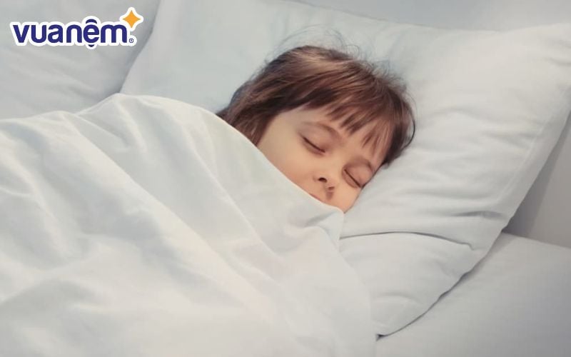 Việc sử dụng gối khi ngủ là cần thiết đối với trẻ 5 tuổi