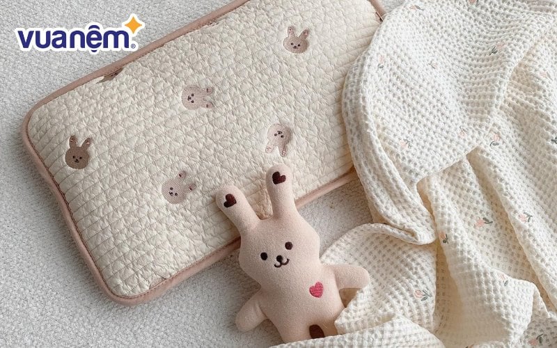 Khi chọn gối cho trẻ em, chất liệu luôn là yếu tố quan trọng hàng đầu