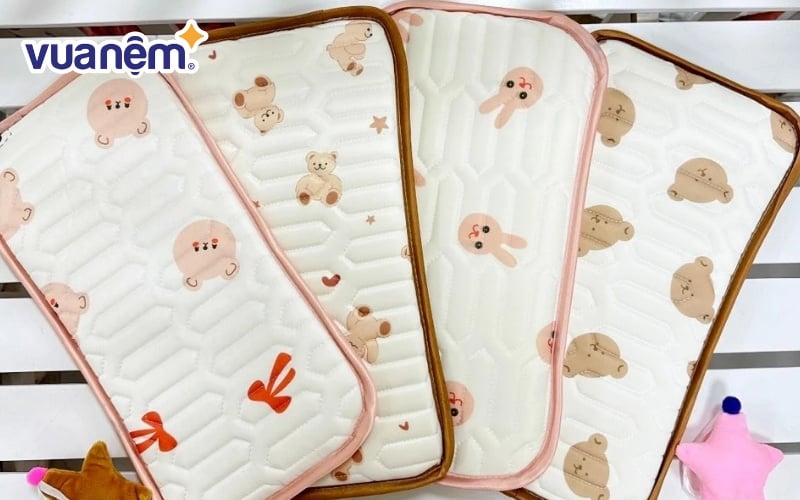 Gối điều hòa cho bé được thiết kế với họa tiết đáng yêu