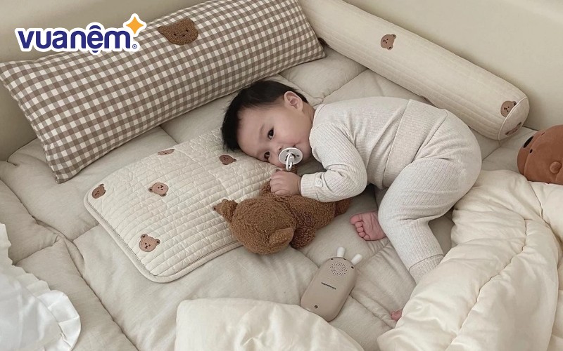 Sản phẩm có kích thước 26cm x 44cm, phù hợp cho bé từ sơ sinh đến 4 tuổi
