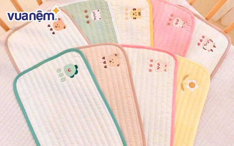 Gối điều hòa cho bé có kích thước 22cm x 38cm và họa tiết xinh xắn