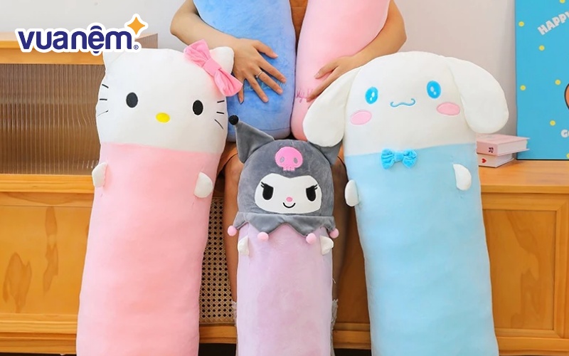 Thân gối Hello Kitty vừa vặn để bé ôm trọn vào lòng