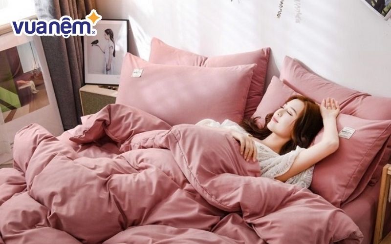 Gối màu hồng tượng trưng cho nữ tính và lãng mạn