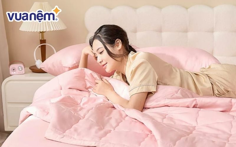 Mẫu chăn ga gối màu hồng đồng bộ tại Vua Nệm