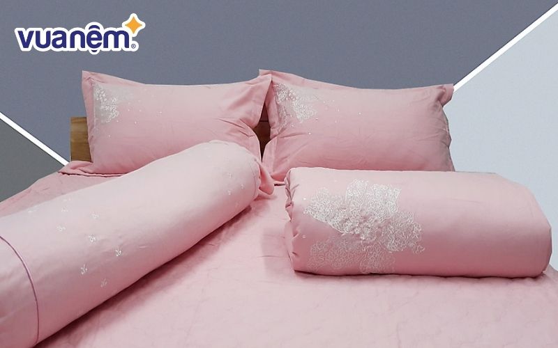 Gối màu hồng vẫn cần đảm bảo hài hòa với diện tích giường