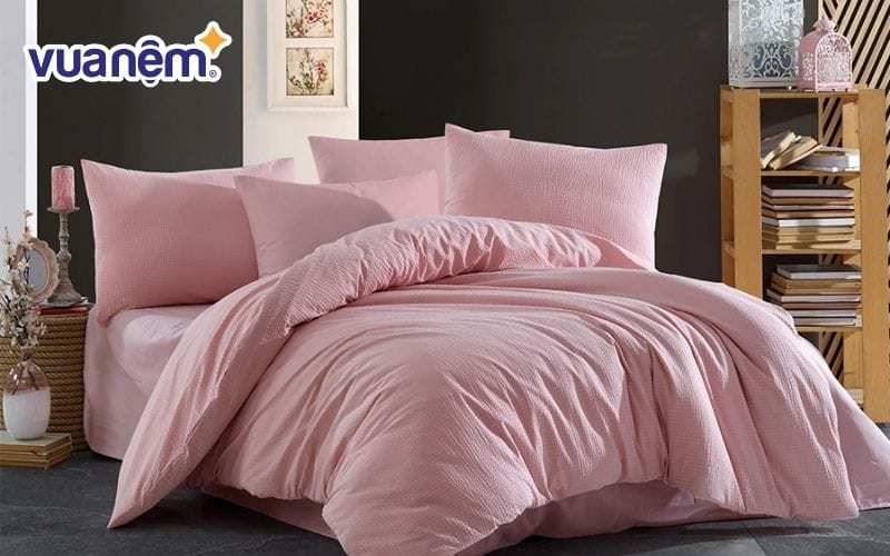 Chọn chăn ga gối màu hồng cần đảm bảo hài hòa với không gian phòng ngủ