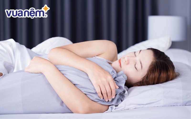 Hãy thử nằm thử gối ôm trước khi mua để cảm nhận chất liệu và độ mềm mại của gối