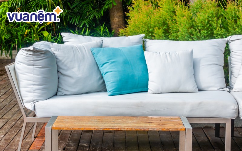 Nhiều người ưu tiên chọn gối ôm ghế sofa trơn đơn giản