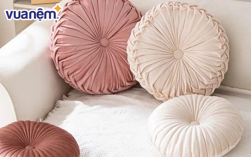Gối hình tròn thường được sử dụng trong trang trí nội thất