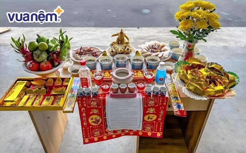 Hoa cúng nên đặt ở vị trí dễ nhìn nhưng không được che khuất các vật phẩm thờ cúng quan trọng