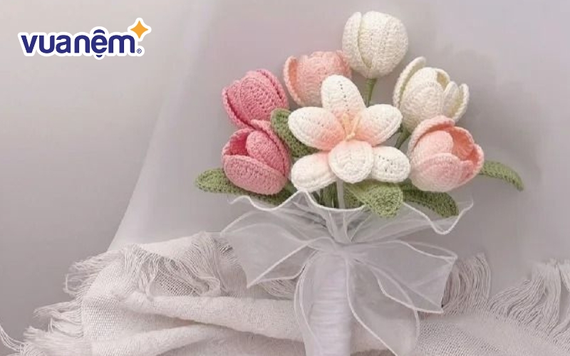 Hoa tulip bằng len phù hợp làm hoa cưới cho cô dâu