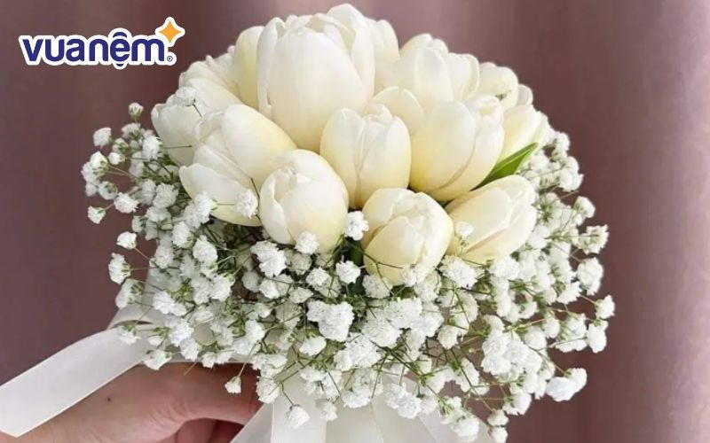 Hoa cưới bi trắng cầm tay kết hợp tulip trắng