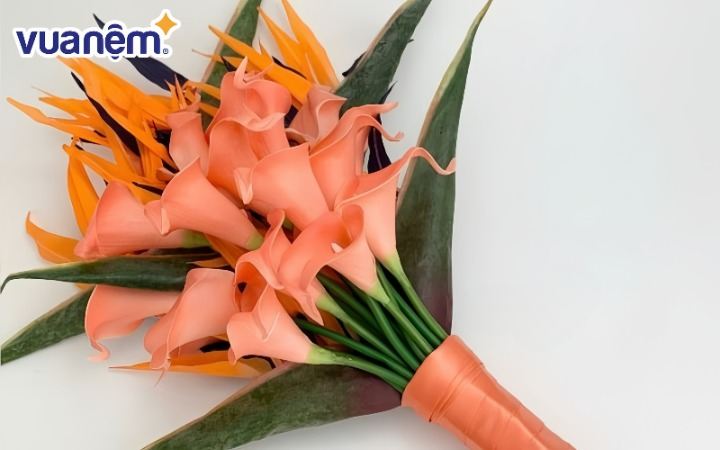 Hoa cưới thiên điểu cầm tay mix Calla LiLy màu cam rực rỡ