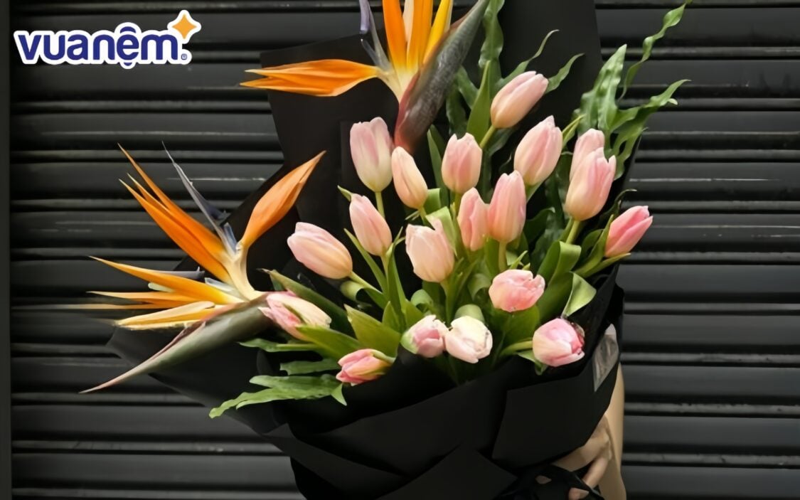 Bó hoa thiên điểu mix hoa tulip hồng