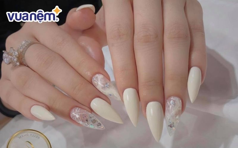 Bộ nail cho cô dâu ngày cưới tông be trắng nhẹ nhàng