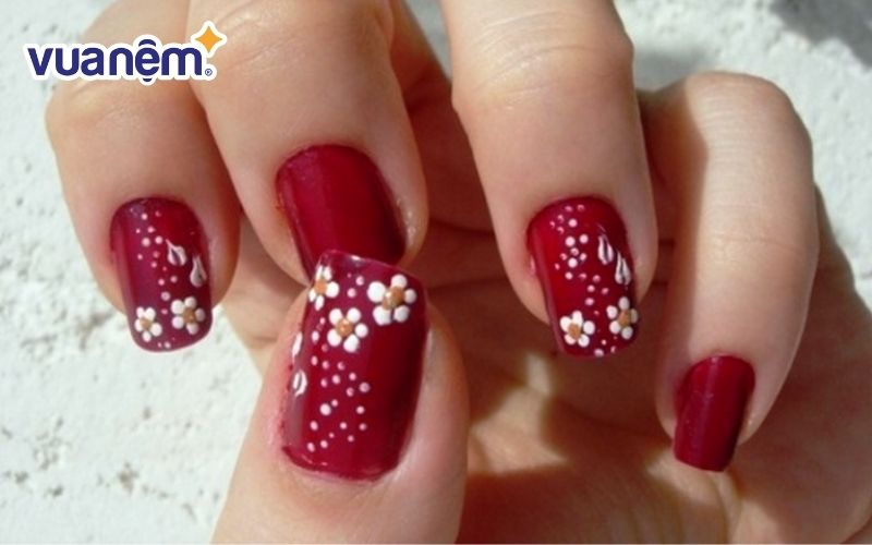 Nail đỏ vẽ hoa nhẹ nhàng cho cô dâu