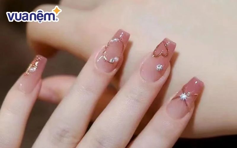 Mẫu nail đẹp cho cô dâu chụp ảnh cưới màu hồng móng vuông