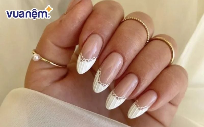 Bộ nail trắng hồng kiểu Pháp cổ điển cho cô dâu