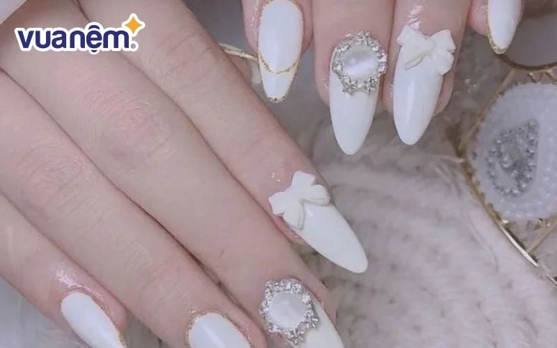 Mẫu nail trắng đính nơ và ngọc trai sang trọng