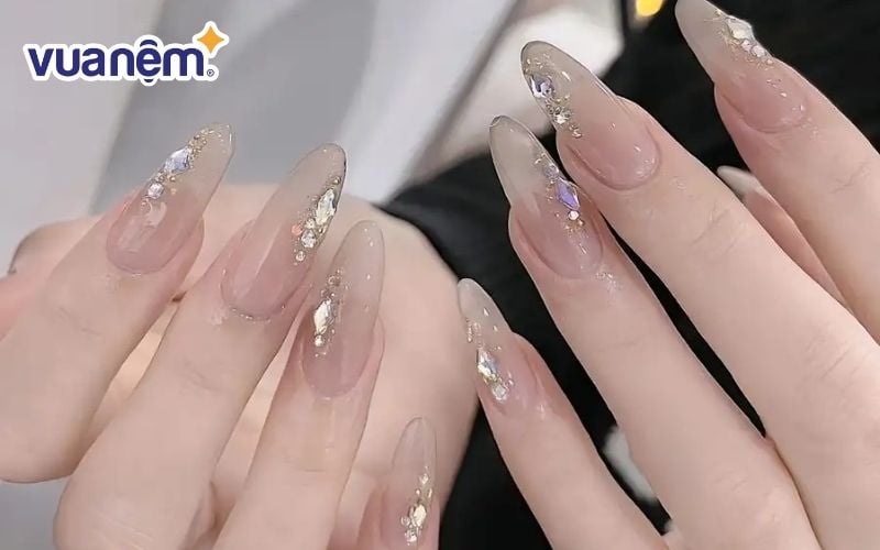 Mẫu nail đẹp cho cô dâu chụp ảnh cưới đắp bột đính đá màu nude