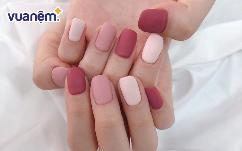 Bộ nail màu hồng trơn tinh tế cho cô dâu chụp ảnh cưới