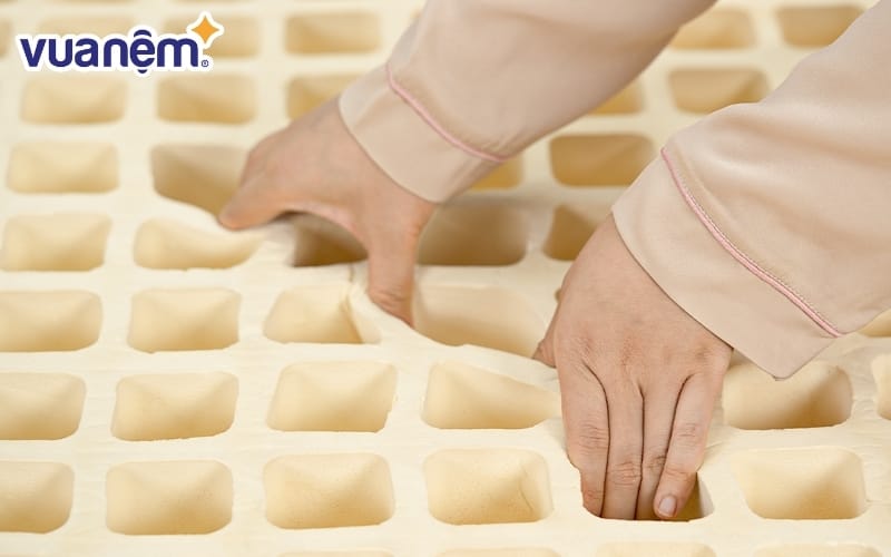 Kiểm tra độ đàn hồi của nệm cao su trước khi mua