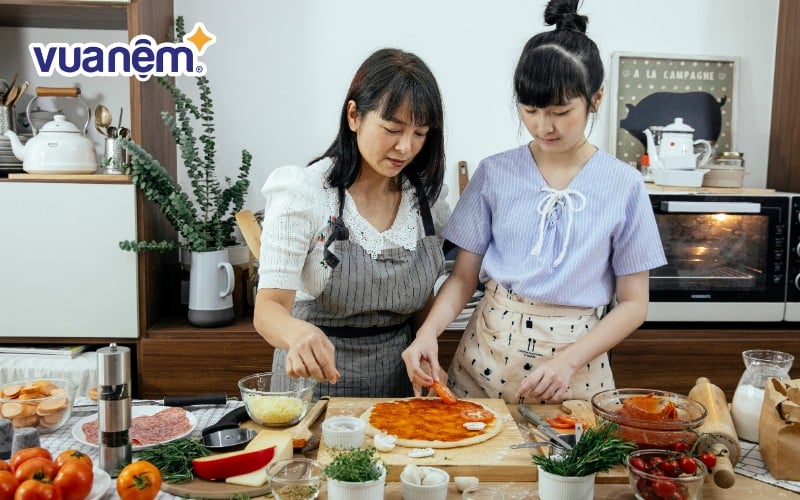 Bữa cơm gia đình ấm áp chính là quà tặng 8/3 ý nghĩa nhất mà mọi người mẹ đều mong muốn