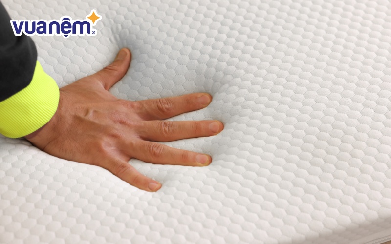Cách dễ dàng nhất để chọn topper nệm phù hợp là nhờ sự tư vấn từ các cửa hàng nệm uy tín trong khu vực