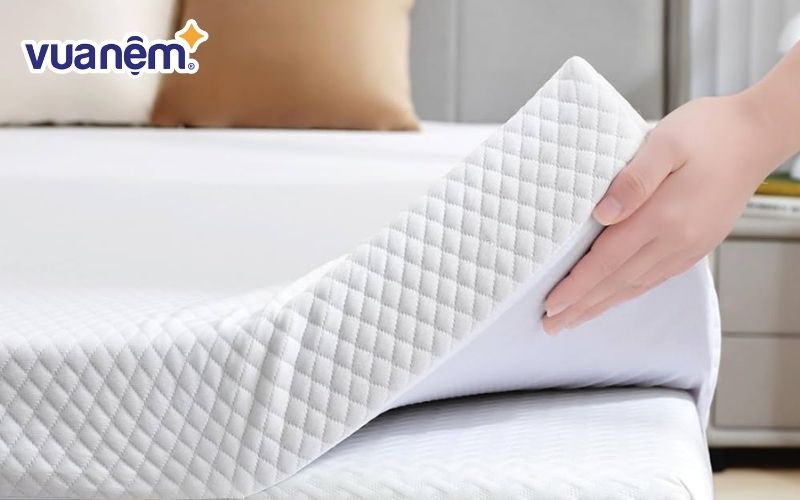 Mua topper có độ dày phù hợp với nệm ngủ