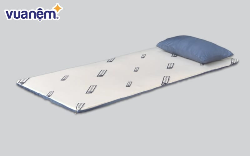 Nệm văn phòng topper Tony Bed là giải pháp lý tưởng dành cho những ai thường xuyên gặp tình trạng đau lưng hoặc mỏi cơ vì ngồi làm việc lâu. 