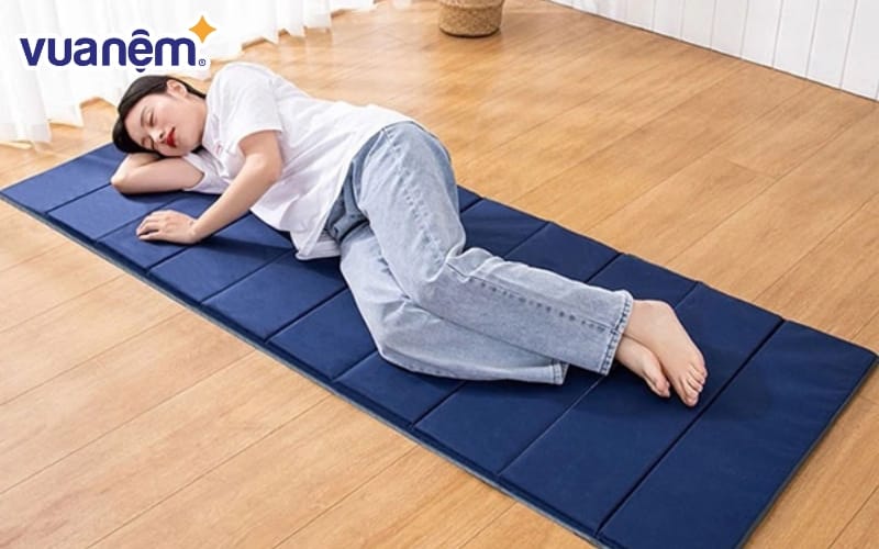 Topper có kích thước 70x190 cm khi mở rộng và có thể gấp gọn chỉ còn 70x18x18 cm, giúp dễ dàng bảo quản dưới bàn làm việc.