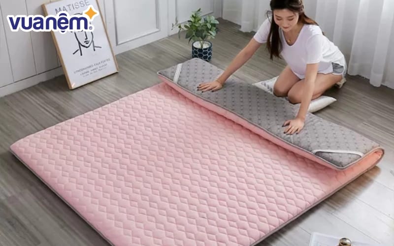 Nệm topper văn phòng thảo dược chứa các loại thảo dược thiên nhiên như ngải cứu và hương thảo.