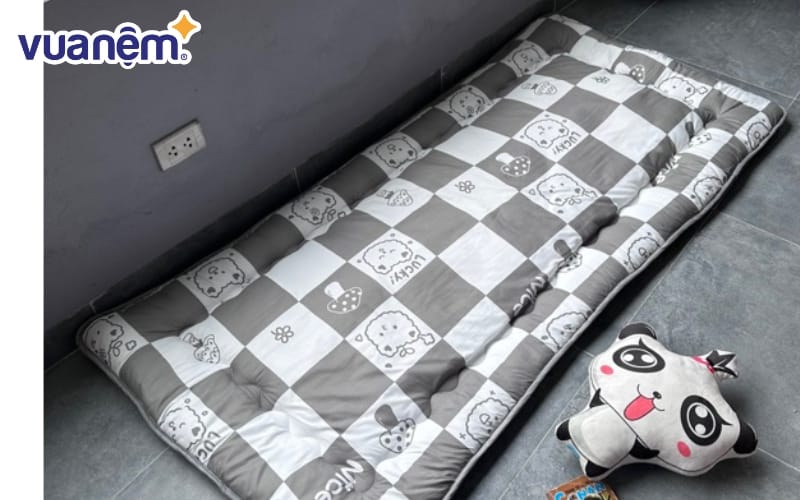 Hãy ưu tiên những loại topper làm từ chất liệu mềm mại, thoáng khí để đảm bảo sự êm ái, không gây kích ứng da và giúp thoát mồ hôi tốt.