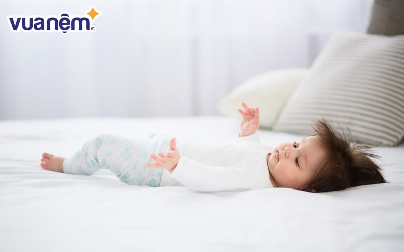 Trẻ sơ sinh không nên nằm nệm lò xo để không bị ảnh hưởng đến xương