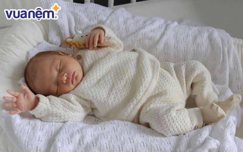 Trẻ sơ sinh nên nằm giường hay nệm - Nằm ngủ trên nệm giúp bé cảm thấy êm ái